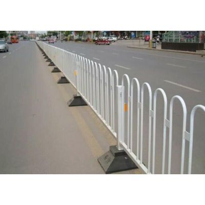 平安護(hù)欄 京式護(hù)欄交通設(shè)施馬路隔離欄圓頂柵欄道路防撞護(hù)欄市政鋅鋼防護(hù)欄